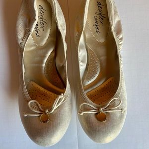 Dexflex Comfort Women’s 10 gold-toned Flats